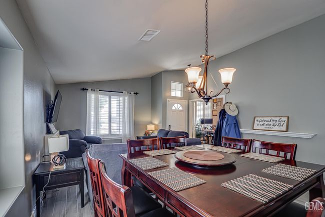 10207 Bay Colony Dr, House other with 3 bedrooms, 2 bathrooms and null parking in Bakersfield CA | Image 7