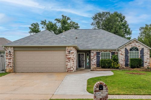 2114 Oak St, Collinsville, OK, 74021-1638 | Card Image