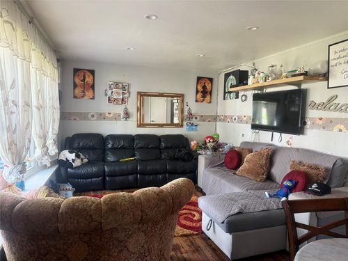 277 Phyllis Dr, Patchogue, NY, 11772-2761 | Card Image
