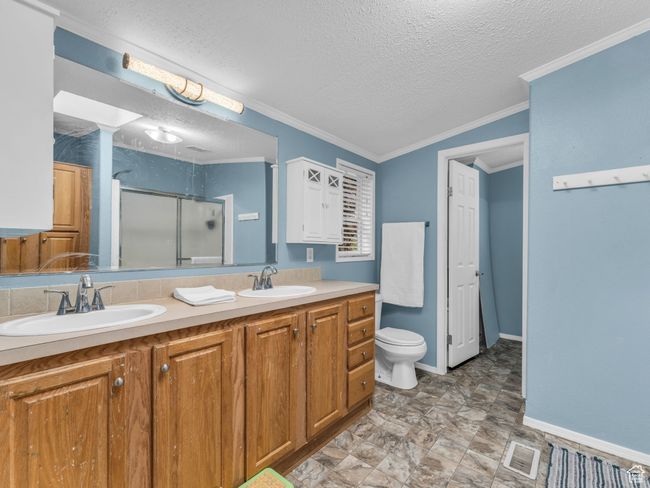 Primary ensuite bedroom with double sinks | Image 12