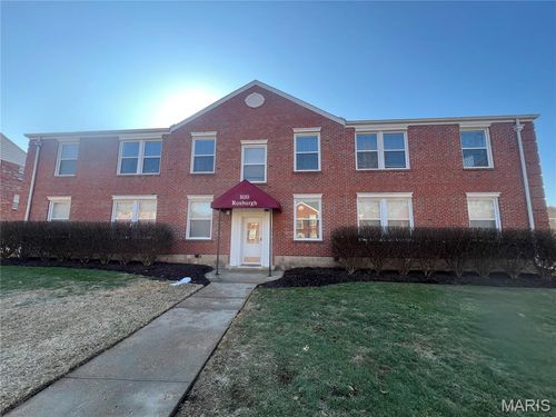 8110 Roxburgh Dr, Clayton, MO, 63105-2483 | Card Image