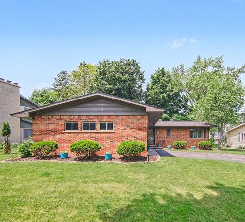 17 Sycamore Dr, Chelsea, MI, 48118-9415 | Card Image