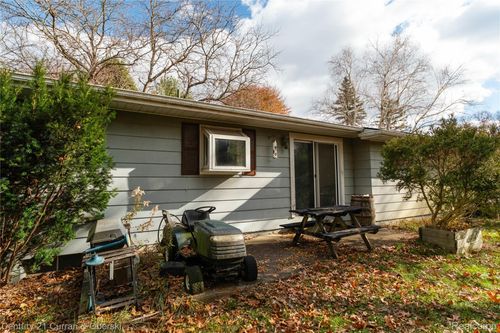 9792 Willis Rd, Pinckney, MI, 48169-8915 | Card Image