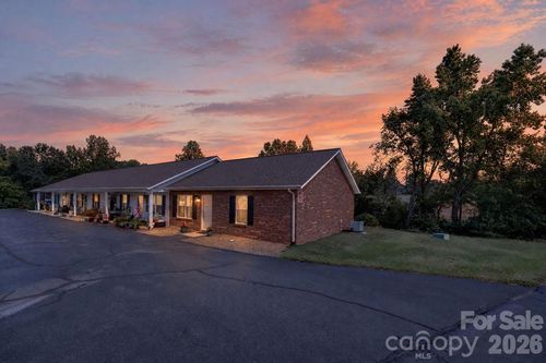 122 24th St Nw, Hickory, NC, 28601-5733 | Card Image