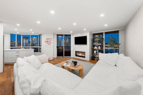 1704-1245 Quayside Dr, New Westminster, BC, V3M6J6 | Card Image