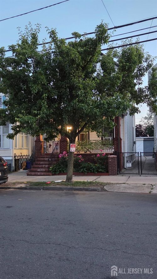 26 Harvey St, New Brunswick, NJ, 08901-1916 | Card Image