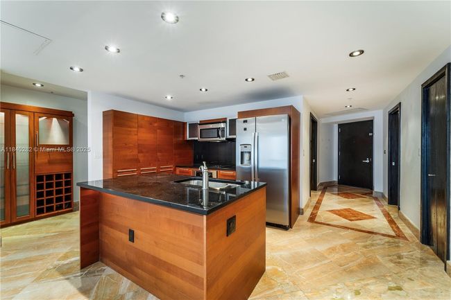 APT-3715 - 1900 N Bayshore Dr, Condo with 2 bedrooms, 3 bathrooms and null parking in Miami FL | Image 5