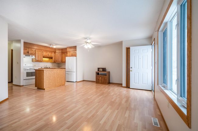 4802 46 Street, Home with 2 bedrooms, 1 bathrooms and 2 parking in Lloydminster SK | Image 6