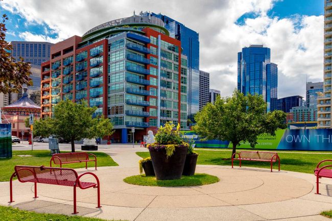 1002 - 205 Riverfront Avenue Sw, Home with 2 bedrooms, 2 bathrooms and 2 parking in Calgary AB | Image 3