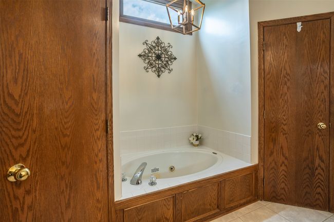 7508 Hickory Ln, Home with 5 bedrooms, 4 bathrooms and null parking in Urbandale IA | Image 26