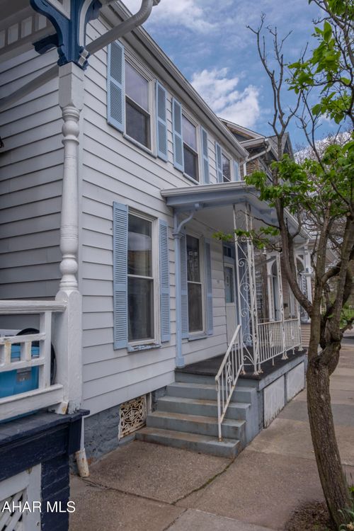 411 Walnut St, Hollidaysburg, PA, 16648-1527 | Card Image