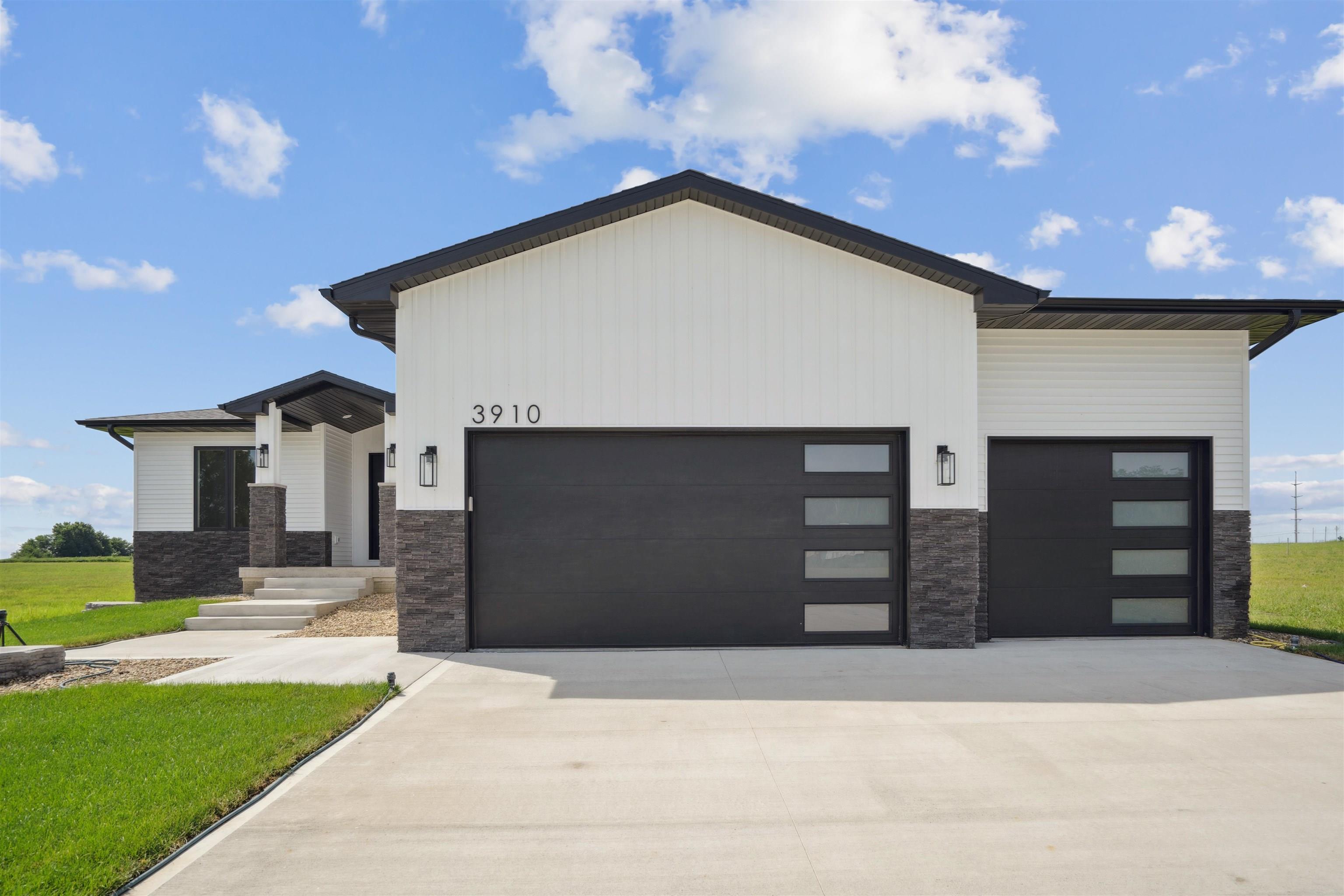 Broomfield Dr, Cedar Falls, IA 50613