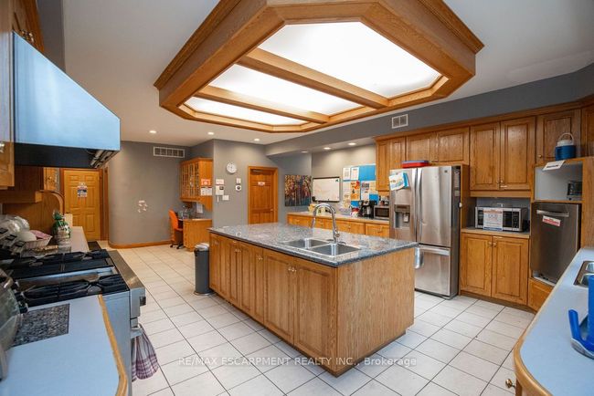 144 Wilson St E, Home with 0 bedrooms, 4 bathrooms and 24 parking in Ancaster ON | Image 13