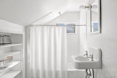 210 5th St, Greenport, NY, 11944-1814 | Card Image