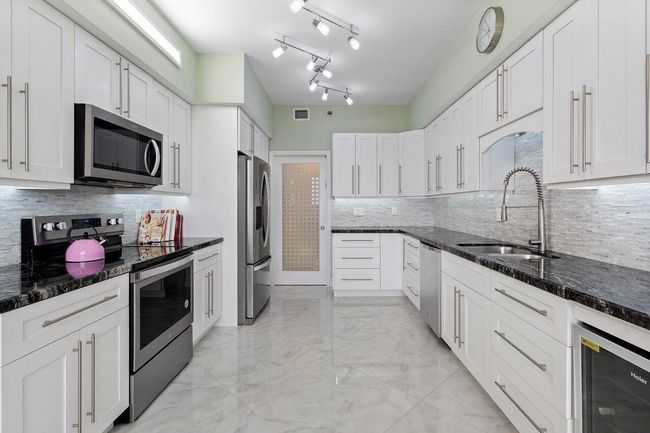 APT-802 - 7578 Regency Lake Dr, Condo with 3 bedrooms, 3 bathrooms and null parking in Boca Raton FL | Image 9