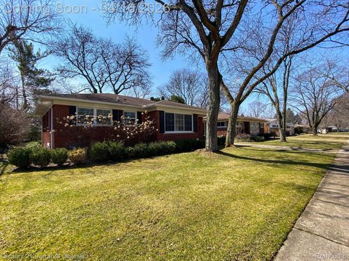 16925 Madoline St, Beverly Hills, MI, 48025-5405 | Card Image