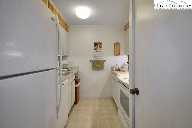 B12 - 388 Skyleaf Dr, Condo with 2 bedrooms, 2 bathrooms and null parking in Sugar Mountain NC | Image 5