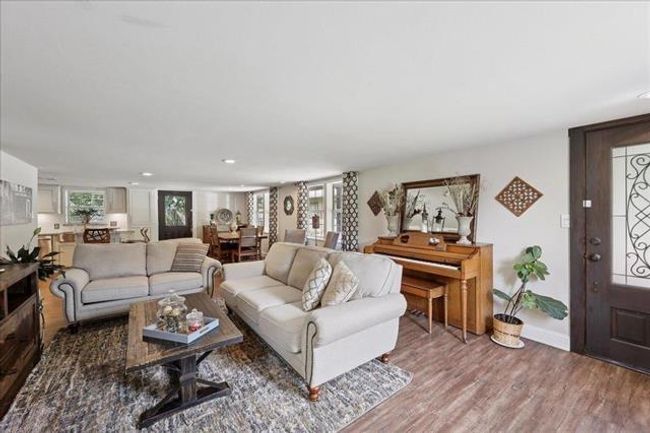 3231 Charles Ave, House other with 3 bedrooms, 2 bathrooms and 2 parking in Groves TX | Image 4