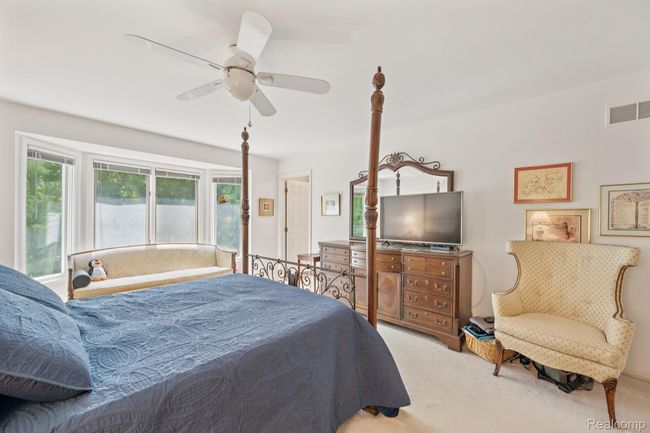 29_38049_Lantern_Hill_Ct_Farmington_Hills_MI_48331_USA-Bedroom-194376_HDR-22.jpg | Image 28