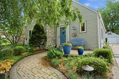 3929 S Lake Dr, Saint Francis, WI, 53235 | Card Image