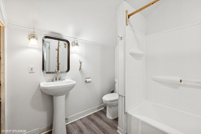 Upper Bathroom | Image 23