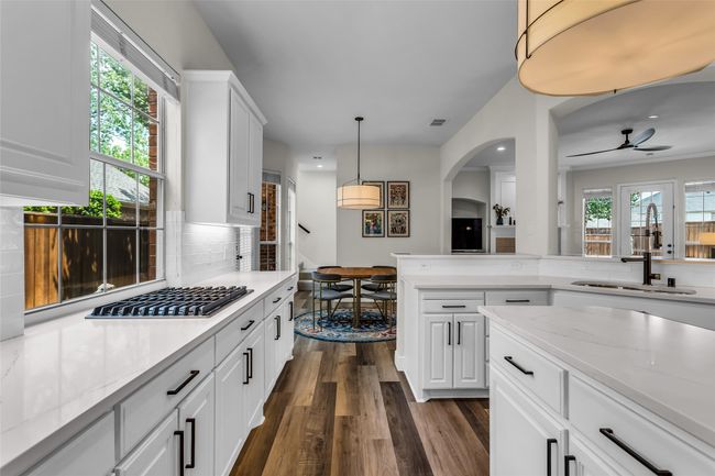 Kitchen Overlooks Breakfast Room & Family room! | Image 11