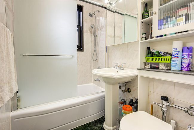 Full bath with tile walls, shower / washtub combination, and tasteful backsplash | Image 18