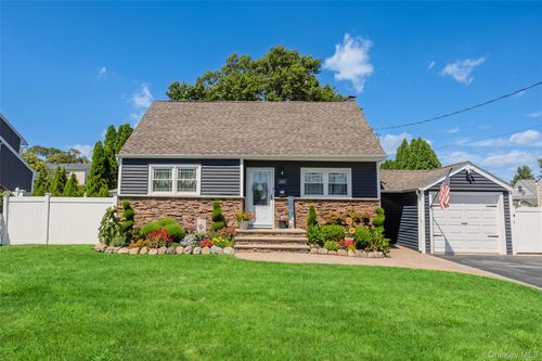 1430 12th St, West Babylon, NY, 11704-3633 | Card Image