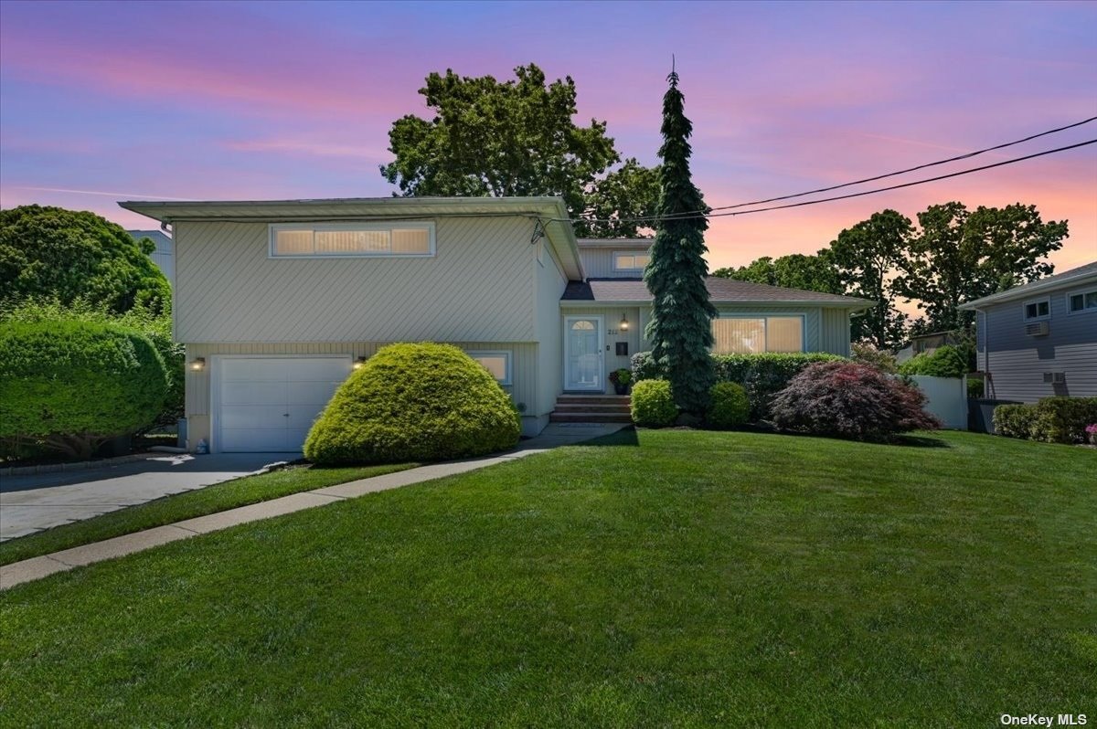 Walker St, Massapequa Park, NY 11762