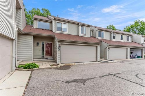 644 Ashley Cir, Rochester Hills, MI, 48307-4595 | Card Image