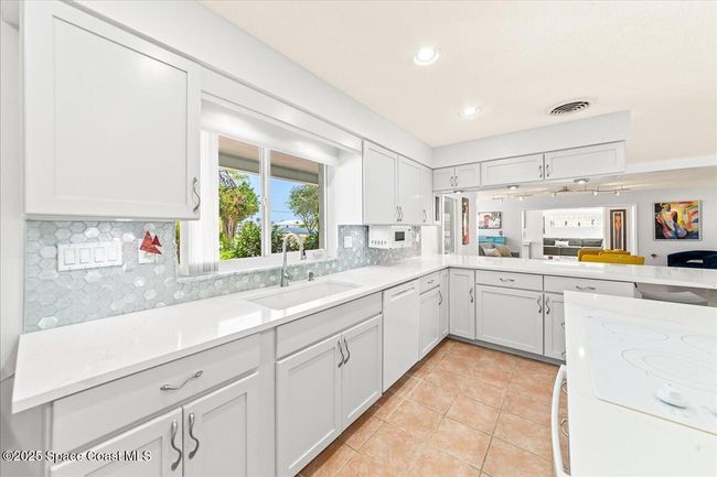 Beautiful Quartz & Contemporary Glass Backsplash | Image 21