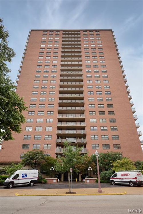 8c-4466 W Pine Blvd, Saint Louis, MO, 63108-2332 | Card Image