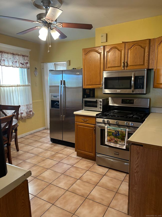 554 Huntington Rd, Home with 6 bedrooms, 4 bathrooms and null parking in Bridgeport CT | Image 7