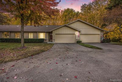 1816 Hunters Lane, Condo with 2 bedrooms, 1 bathrooms and null parking in Orion Twp MI | Image 1