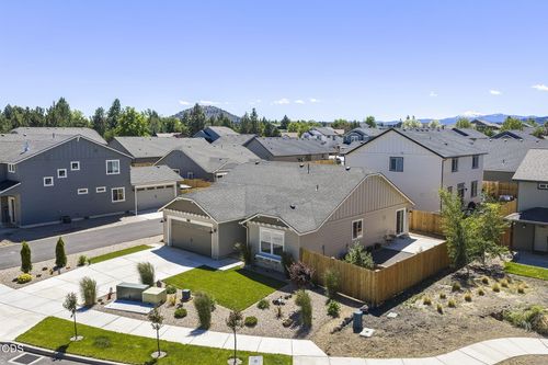 62847 Ne Daniel Road, Bend, OR, 97701 | Card Image