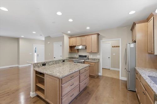 18 Hawthorne Dr, Auburn, NH, 03032-3550 | Card Image