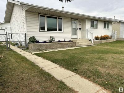 5224 50 Ave, House other with 4 bedrooms, 2 bathrooms and null parking in Bruderheim AB | Image 3