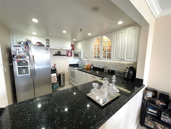APT-1409 - 2625 Collins Ave, Condo with 1 bedrooms, 2 bathrooms and null parking in Miami Beach FL | Image 4