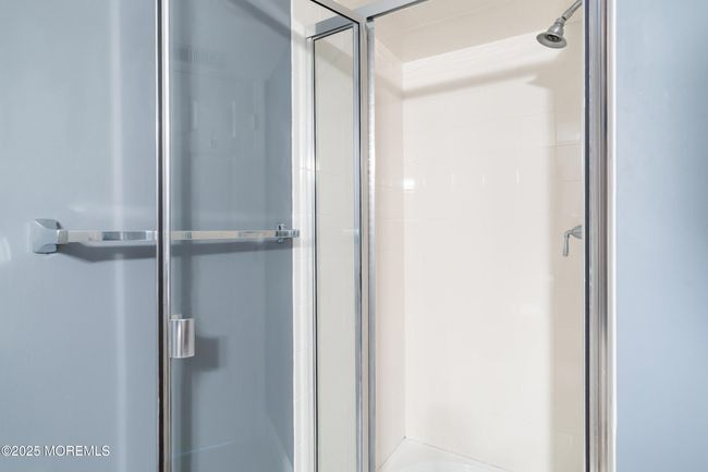 Walk in shower first level | Image 9