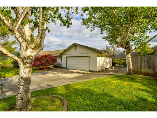 142 Quincetree Ct, Roseburg, OR, 97471-4693 | Card Image