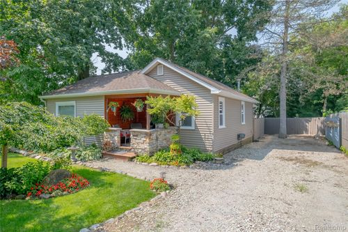 108 S Church St, Byron, MI, 48418-9798 | Card Image