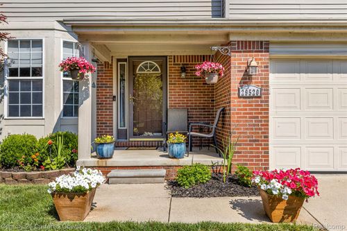 29520 Hunter St, Brownstown Twp, MI, 48183-7012 | Card Image