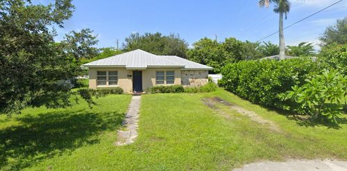 895 11th St N, NAPLES, FL, 34102-5429 | Card Image