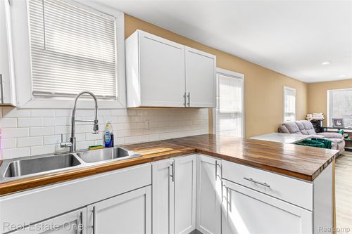 19800 Oakfield St, Detroit, MI, 48235-2286 | Card Image