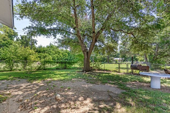 911 N Avenue C, House other with 3 bedrooms, 2 bathrooms and null parking in Elgin TX | Image 7