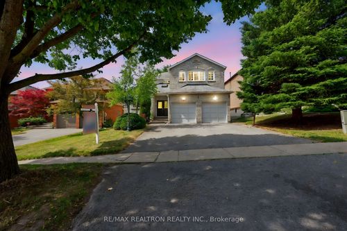 351 Kirby Cres, Newmarket, ON, L3X1G8 | Card Image
