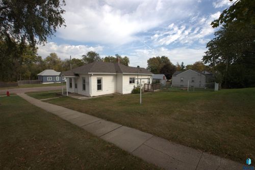708 Center Ave, Garretson, SD, 57030-2112 | Card Image