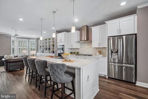 24-110 Market Sq Nw, VIENNA, VA, 22180-4453 | Card Image