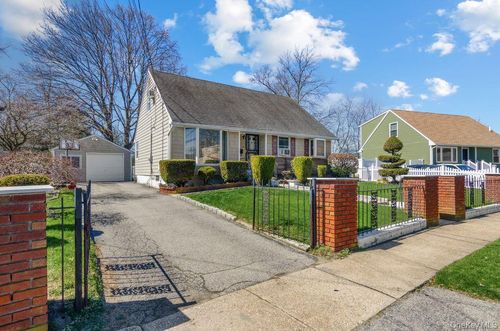 5 Ronald Dr S, Amityville, NY, 11701-2334 | Card Image