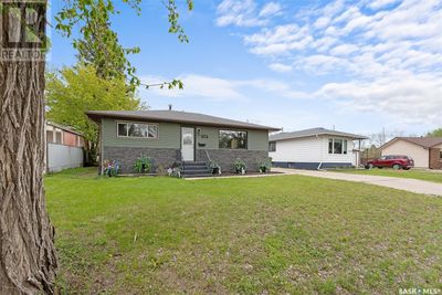 1137 13th Ave Nw, House other with 2 bedrooms, 2 bathrooms and null parking in Moose Jaw SK | Image 2